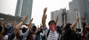 Mengenal Makna Simbol Tiga Jari yang Viral saat Demo 28 Oktober 2026