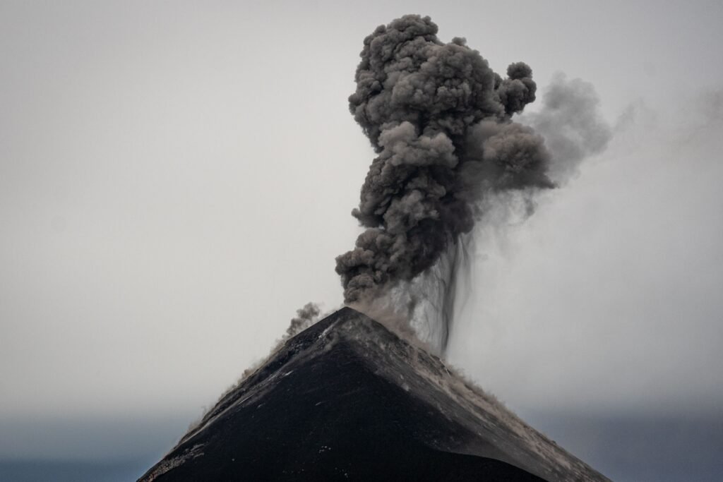 Radius Bahaya Anak Krakatau Diperluas Jadi 5 Km, Warga Masih Beraktivitas?