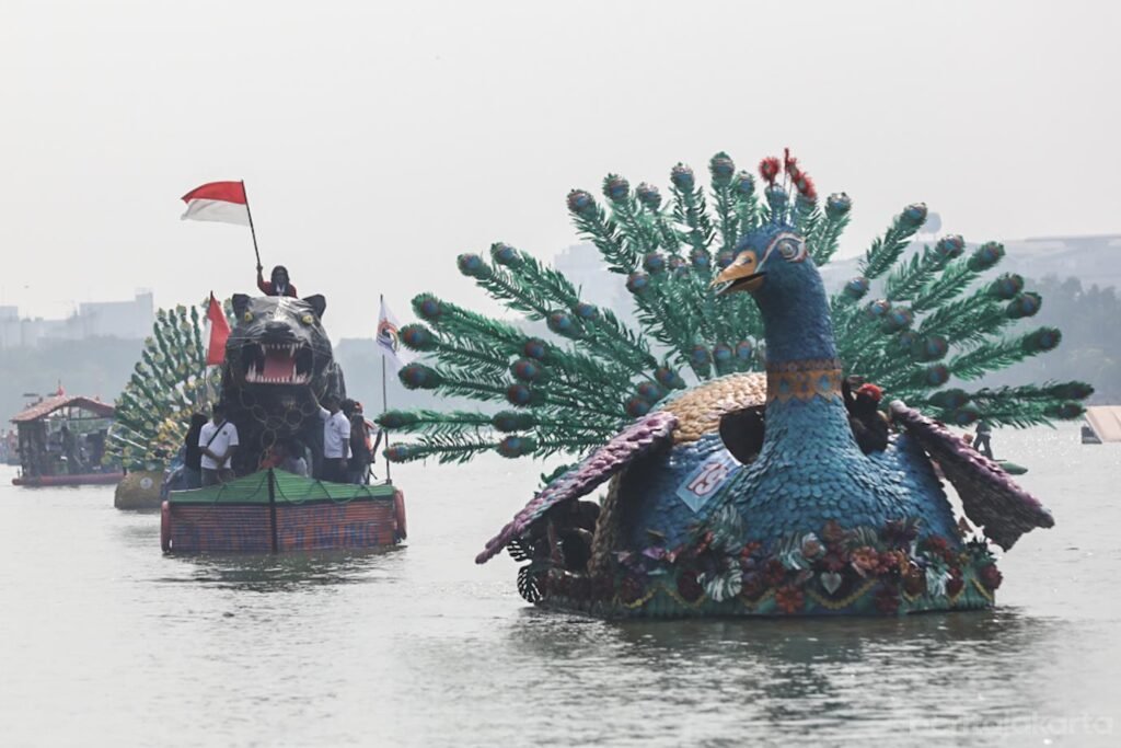Unik! Puluhan Perahu Hias dari Botol Plastik Bekas Berlayar di Danau Sunter