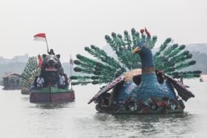Unik! Puluhan Perahu Hias dari Botol Plastik Bekas Berlayar di Danau Sunter