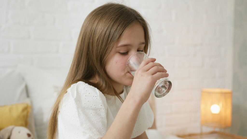 7 Manfaat Minum Air Putih Setelah Bangun Tidur, Baik untuk Tubuh